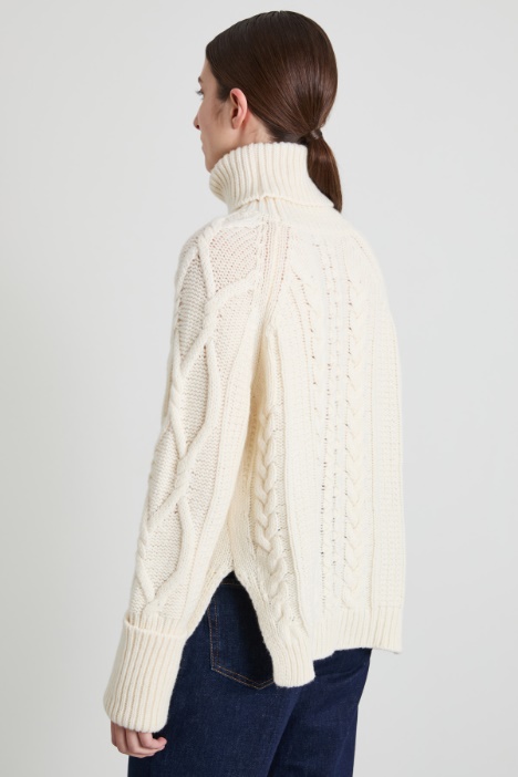 Maglia in pura lana a trecce