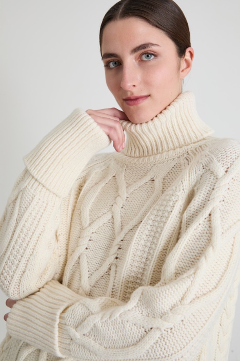 Maglia in pura lana a trecce