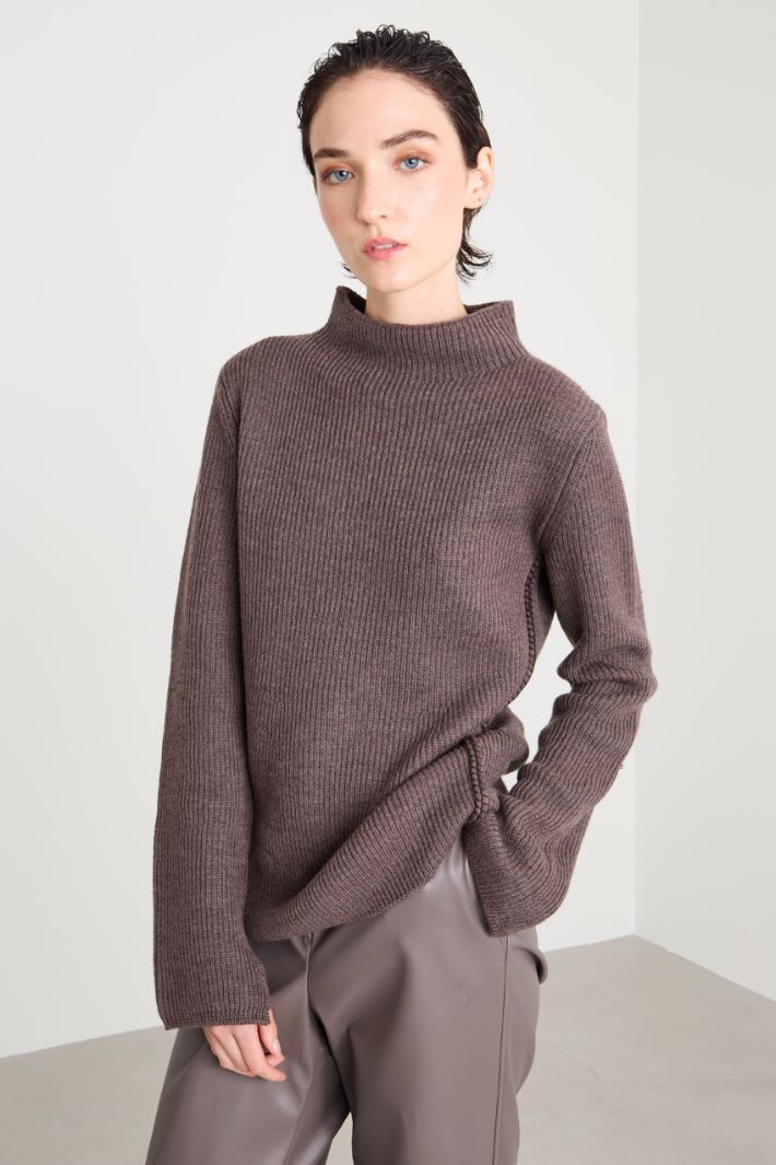 Crater-neck wool sweater Intrend