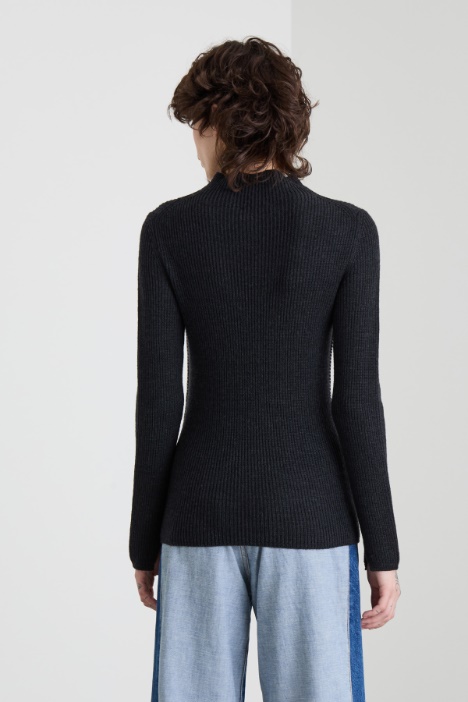 Maglia in lana con collo a cratere