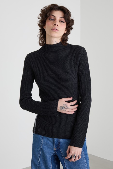 Maglia in lana con collo a cratere
