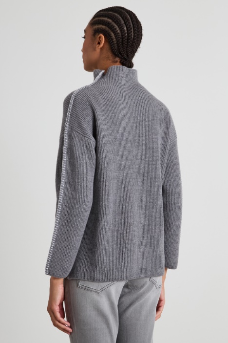 Maglia in lana con ricami