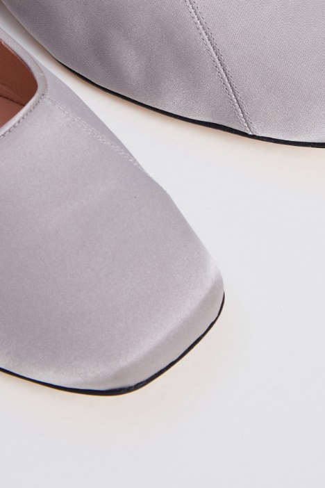 Ballerine in raso con cinturino