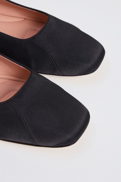 Ballerine in raso con cinturino