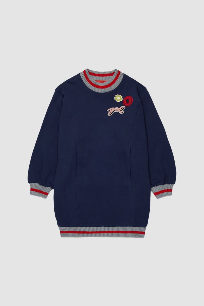 Maxi-sweater dress with college patches Intrend