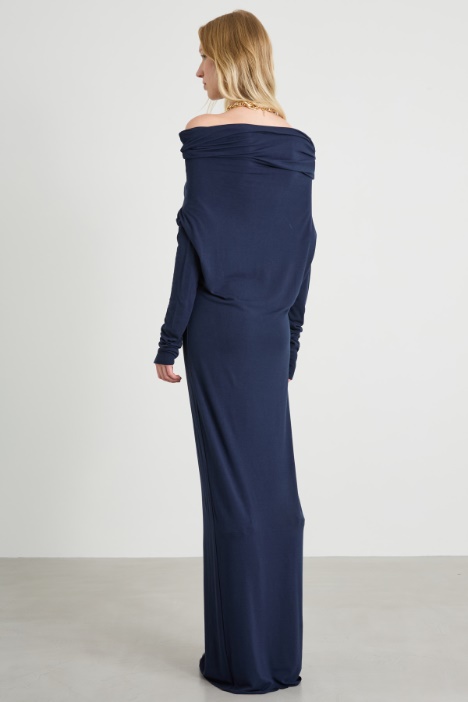 Abito con collo ad anello