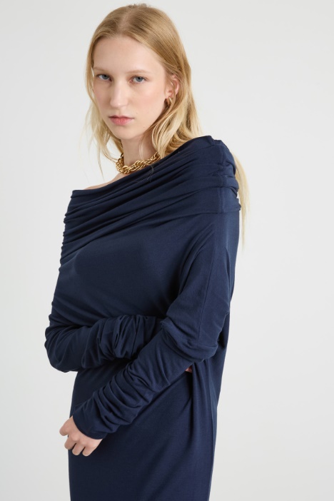 Abito con collo ad anello