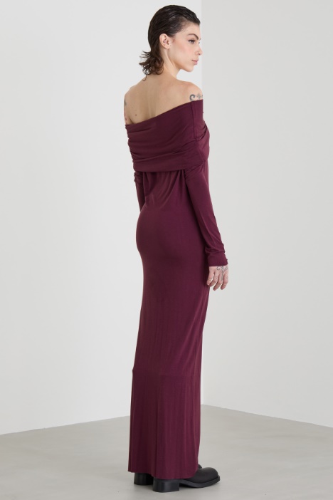 Vestido con cuello vuelto amplio