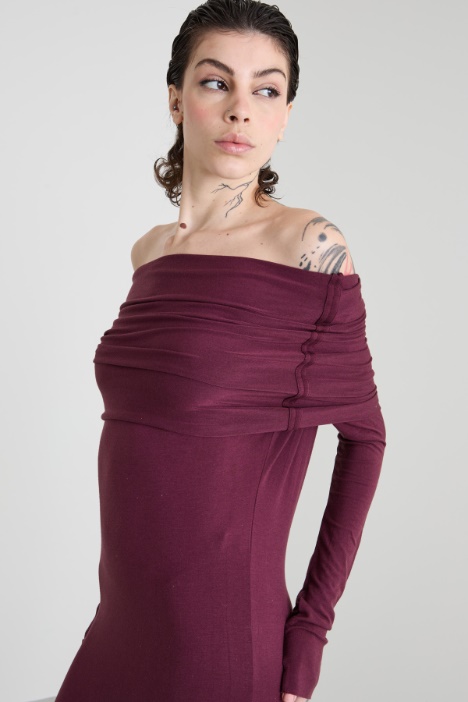 Vestido con cuello vuelto amplio