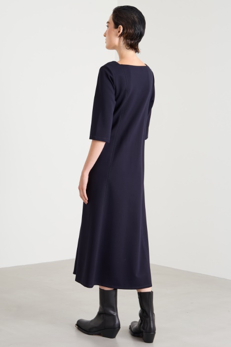 Abito con scollo squadrato