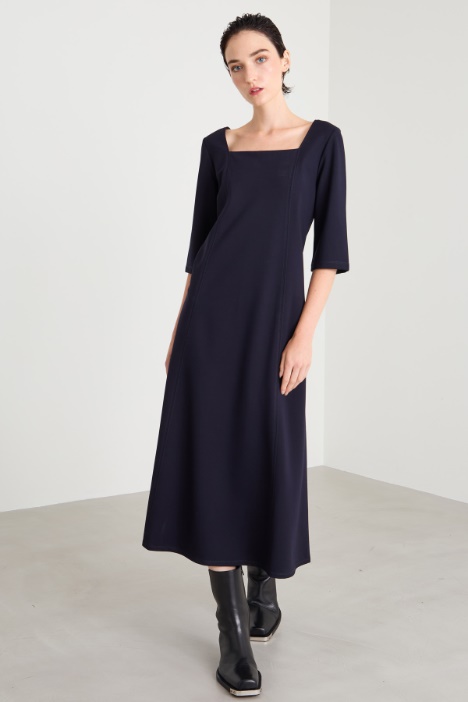 Abito con scollo squadrato