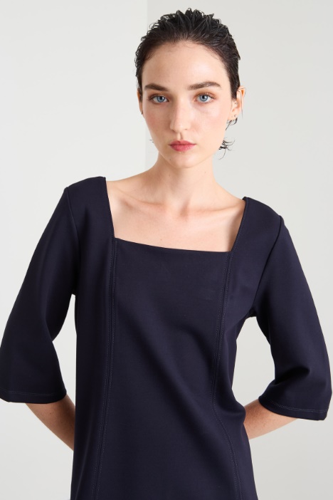 Abito con scollo squadrato