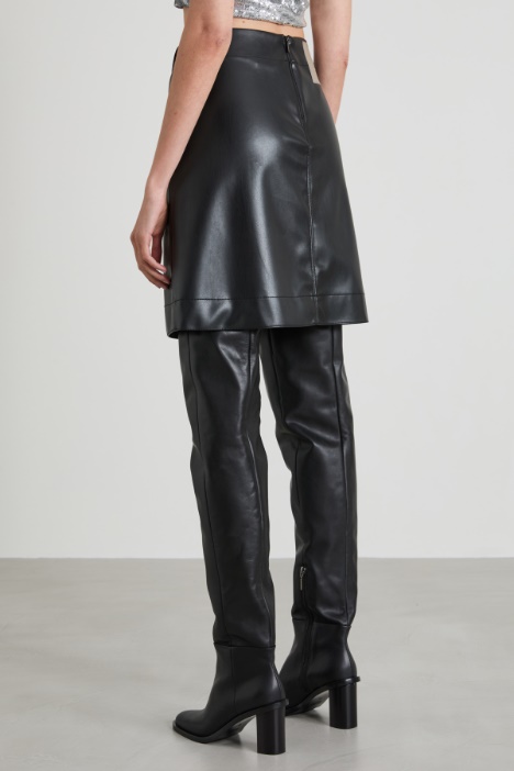 Falda corta de piel sintética