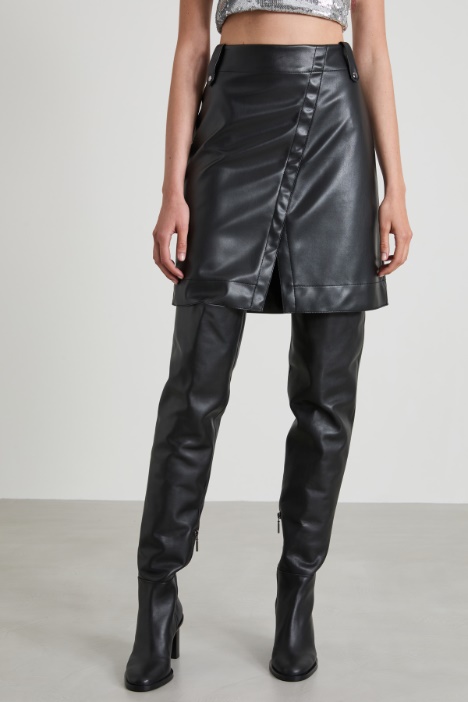 Falda corta de piel sintética