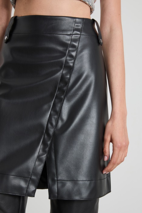 Falda corta de piel sintética