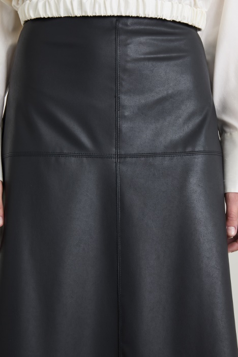 Falda de punto revestido