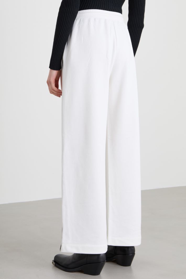 Pantaloni jogger con piping Intrend - 3