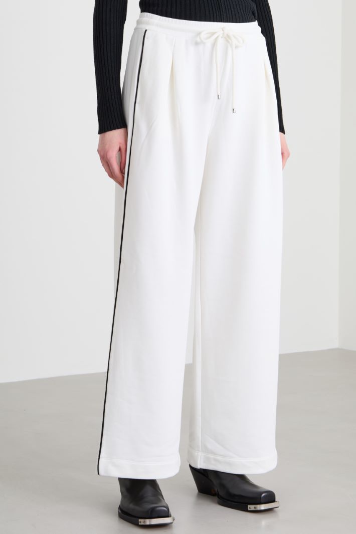 Pantaloni jogger con piping Intrend - 2