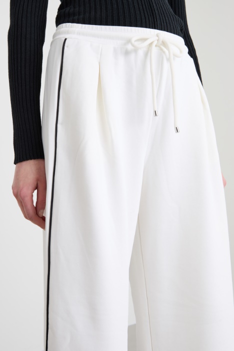 Pantaloni jogger con piping