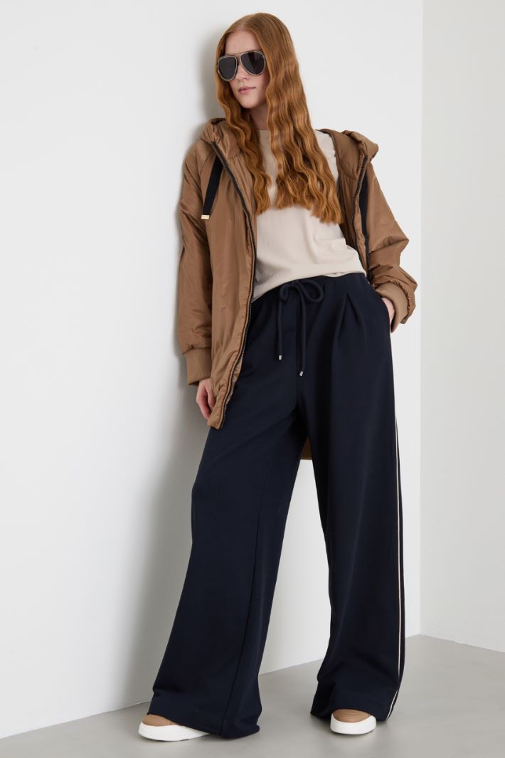 Pantaloni jogger con piping Intrend