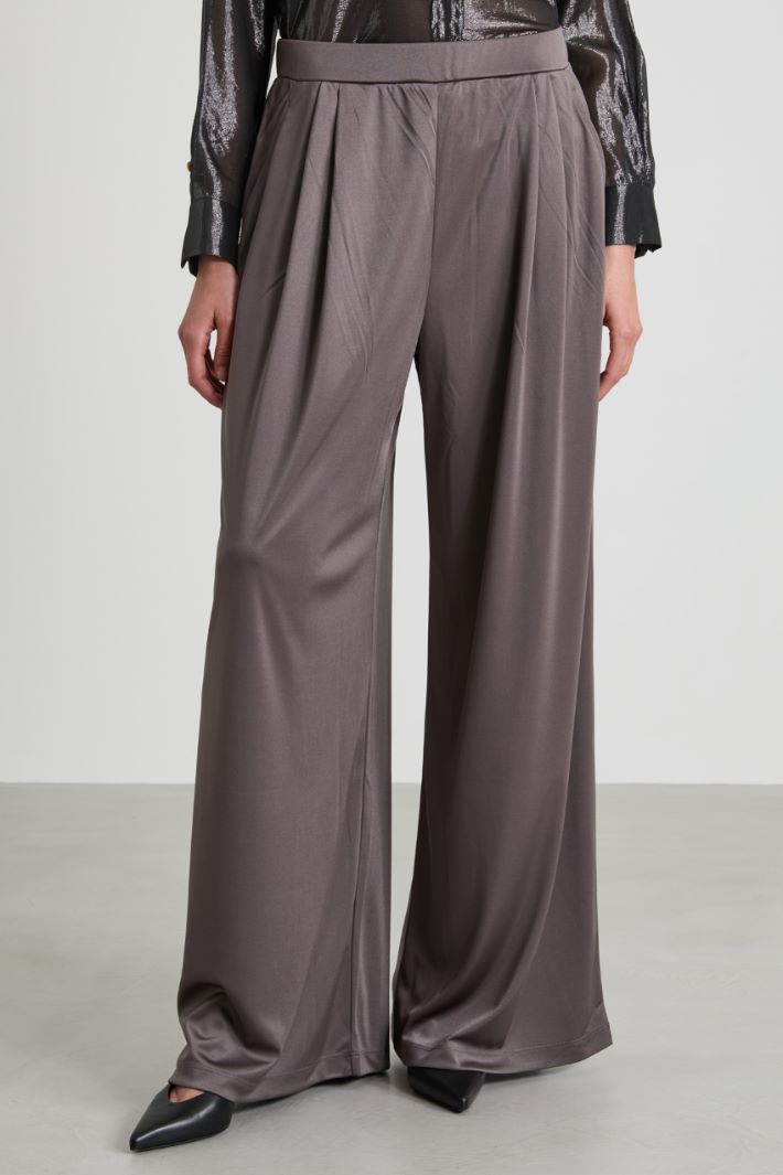 Pantalones fluidos de punto de satén Intrend - 2