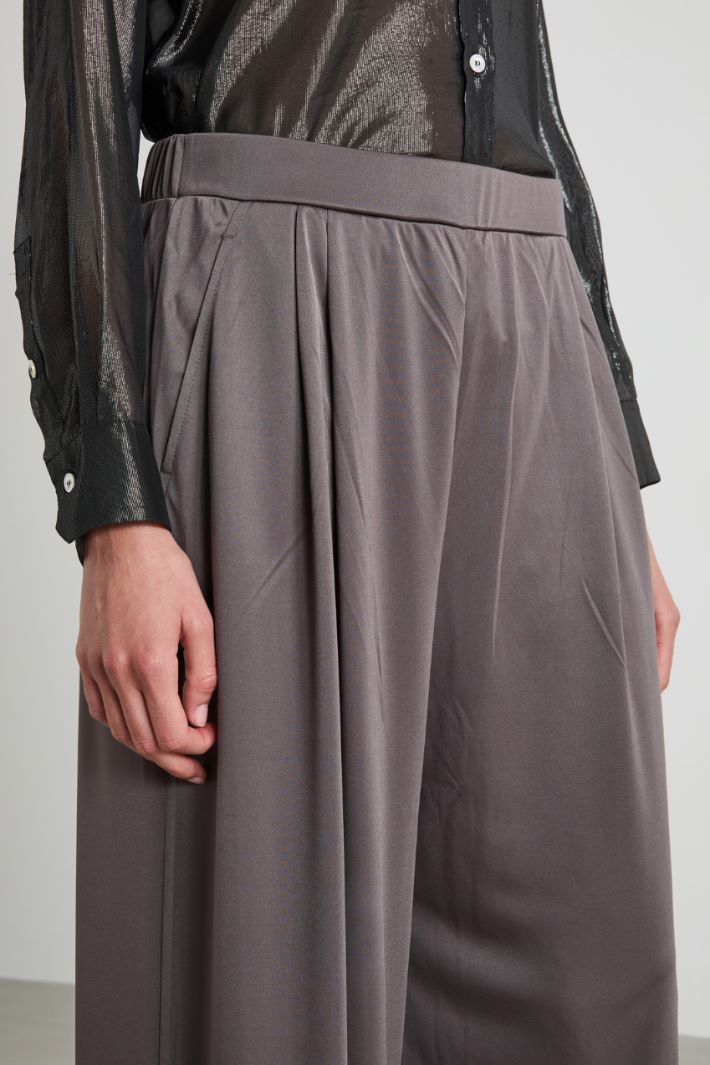 Pantalones fluidos de punto de satén Intrend - 4