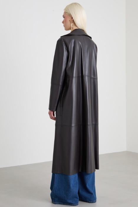 Gabardina de piel sintética