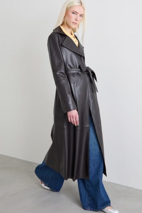 Gabardina de piel sintética