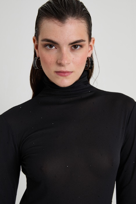 Top de tul con cuello subido