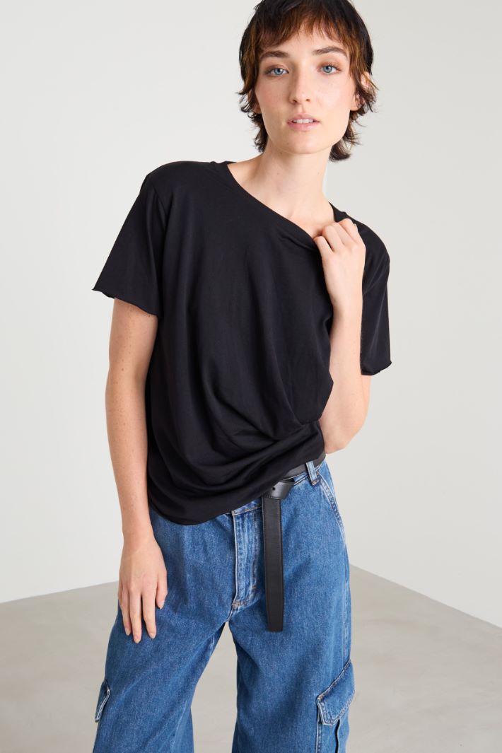 T-shirt con drappeggio Intrend