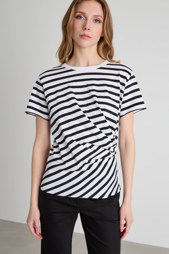 T-shirt con drappeggio Intrend