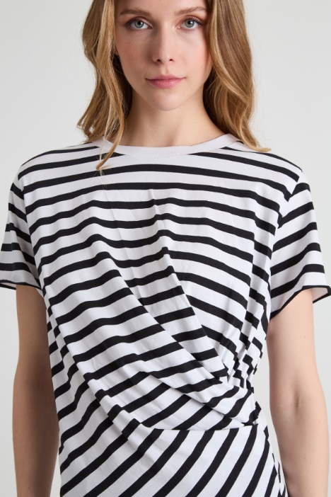 T-shirt con drappeggio