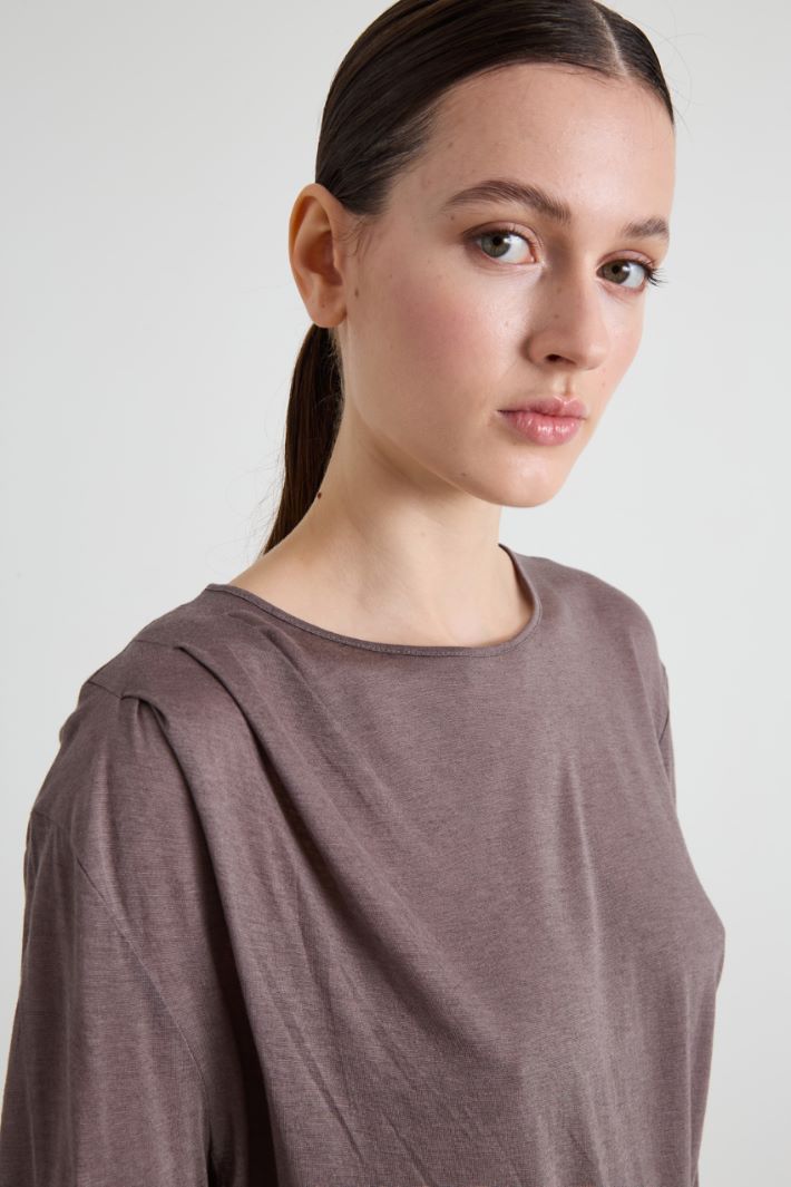 Camiseta con bajo asimétrico Intrend - 4