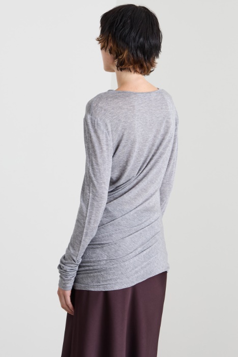 T-shirt con fondo asimmetrico