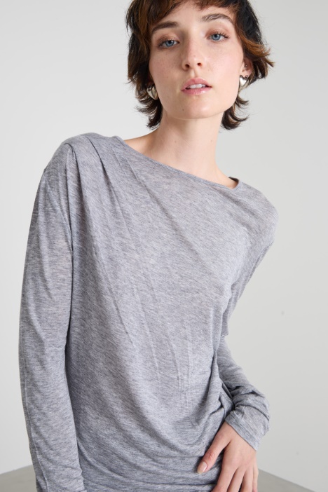 T-shirt con fondo asimmetrico