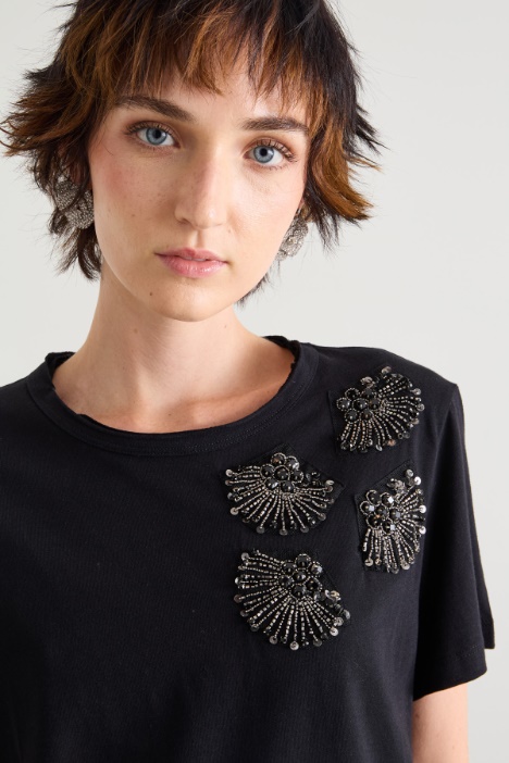 T-shirt con ricami bijoux