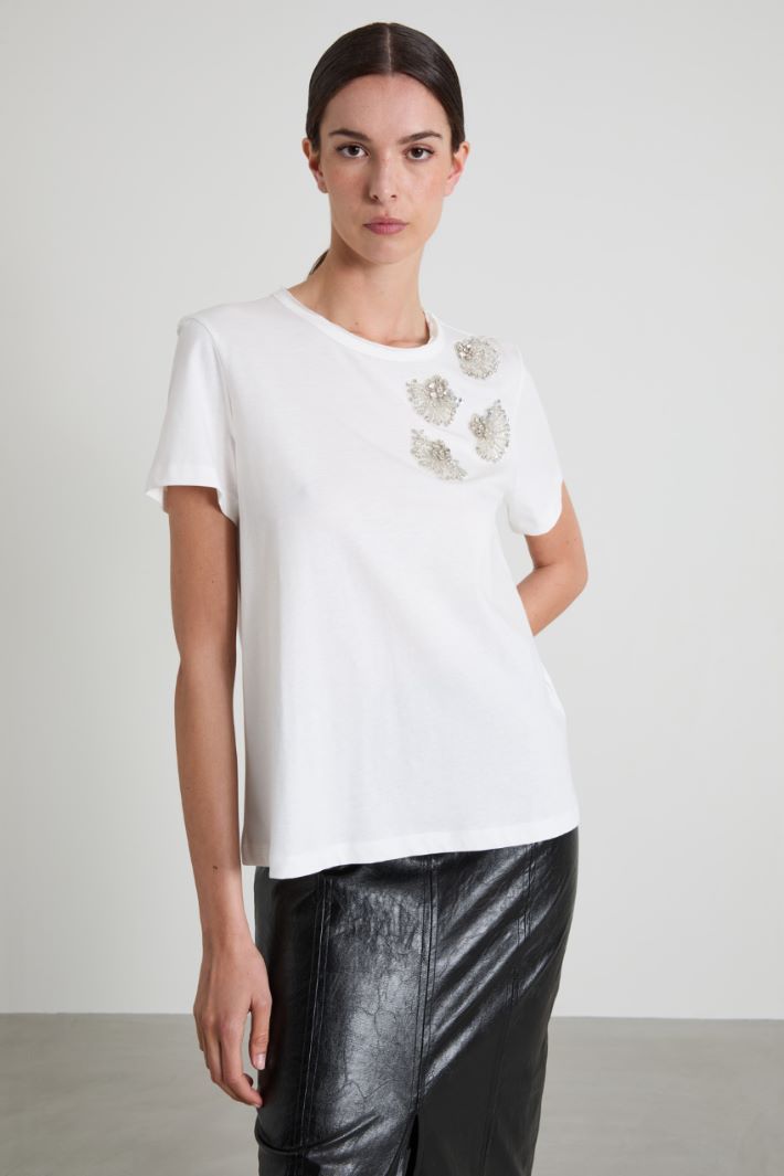 Camiseta con bordado joya Intrend