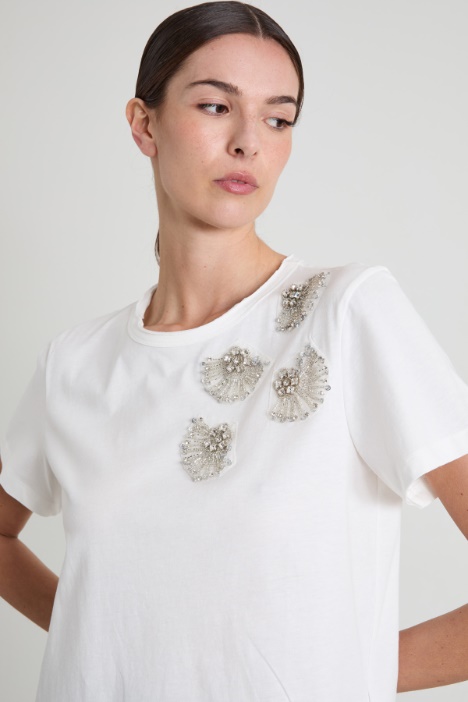 T-shirt con ricami bijoux