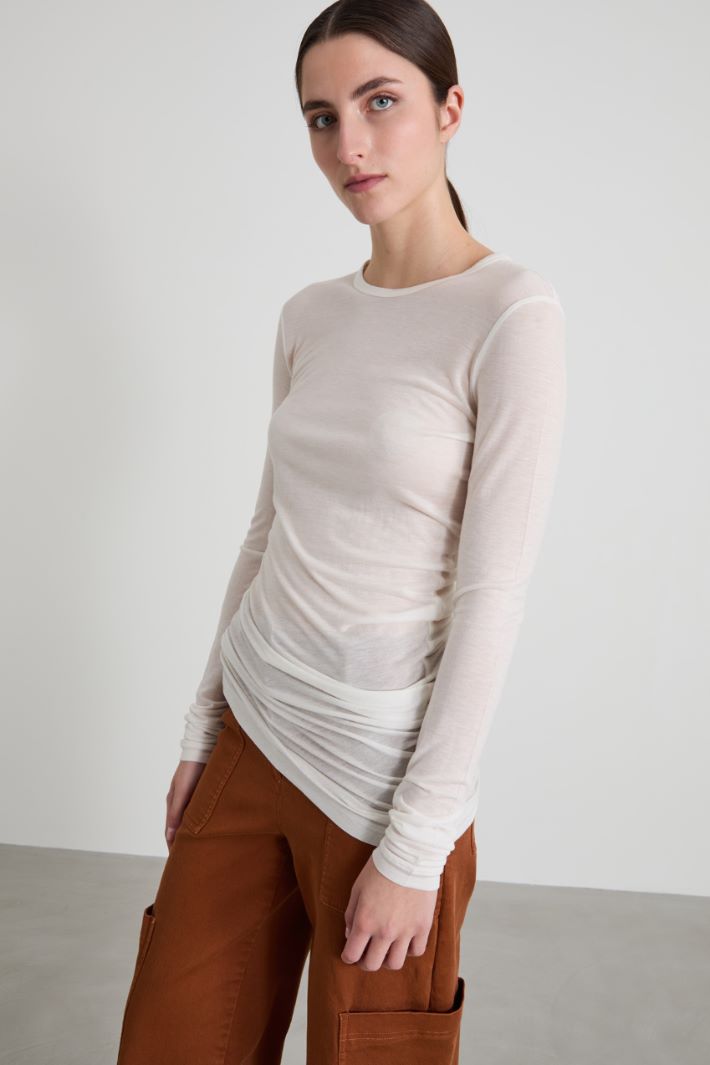T-shirt con fondo asimmetrico Intrend