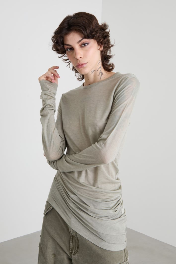 T-shirt with asymmetrical bottom Intrend