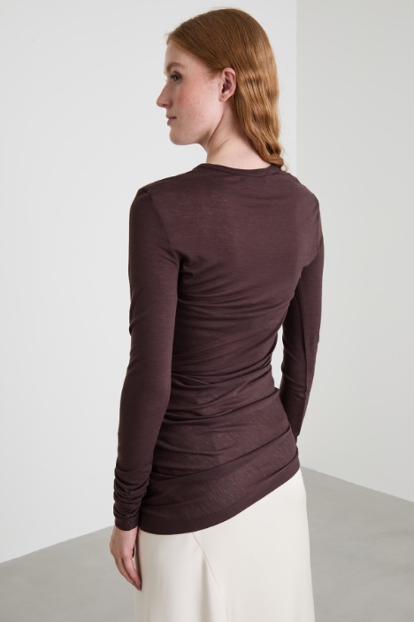 T-shirt con fondo asimmetrico