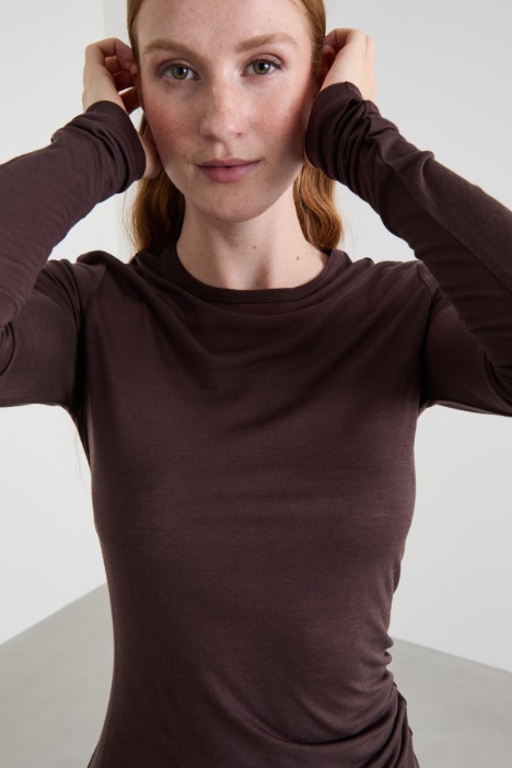 T-shirt con fondo asimmetrico