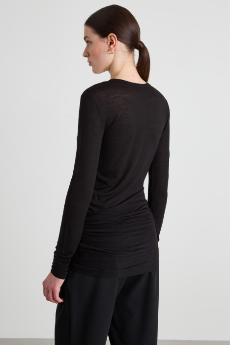 T-shirt con fondo asimmetrico