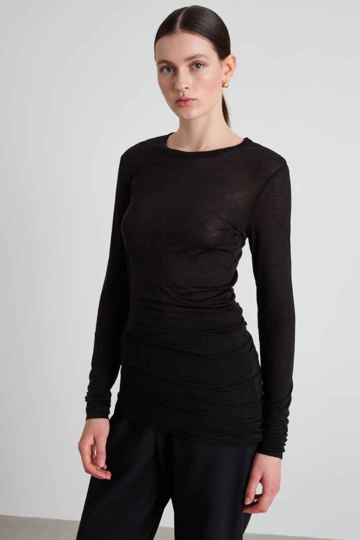 T-shirt with asymmetrical bottom Intrend