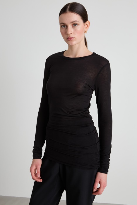 T-shirt with asymmetrical bottom Intrend