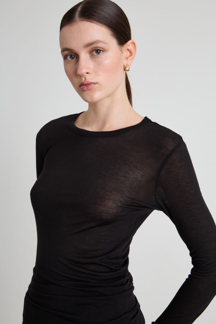 T-shirt with asymmetrical bottom Intrend - 4