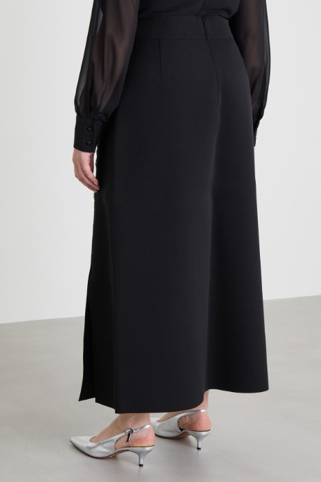 Falda con piedras bordadas