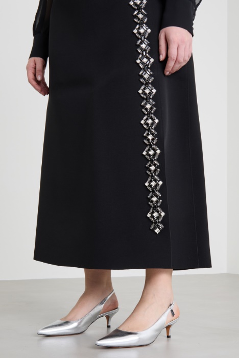 Falda con piedras bordadas