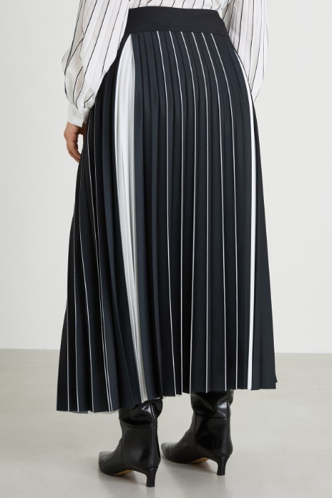 Falda plisada de crepé