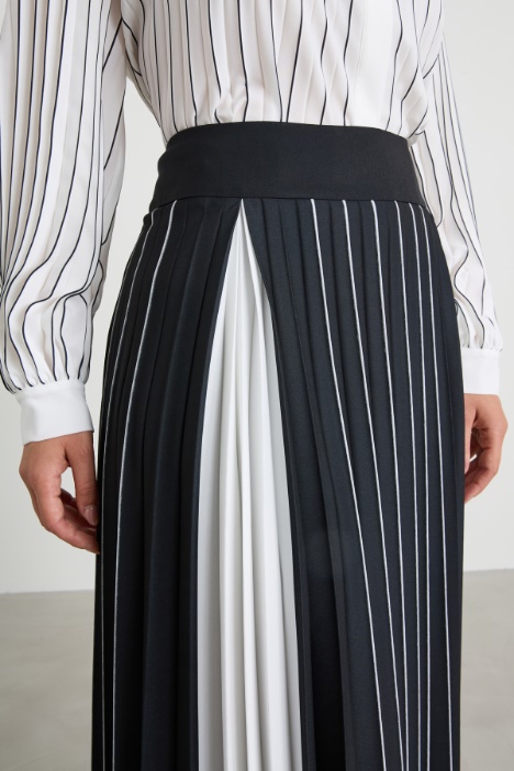 Falda plisada de crepé